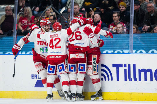 Timrås Vilmos Gallo jublar med lagkamrater