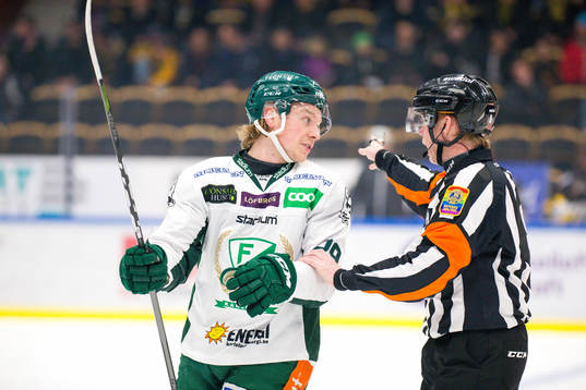 Färjestads Oskar Steen pratar med domare Pehr Claesson