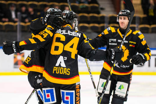 Skellefteås Jonathan Pudas jublar med lagkamrater