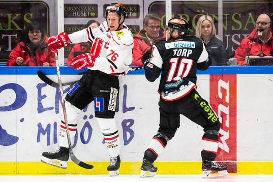 Örebros Jere Sallinen och Malmö Redhawks Nichlas Torp i