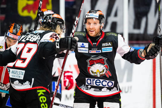 Malmö Redhawks Marcus Sylvegård jublar med Frederik Storm