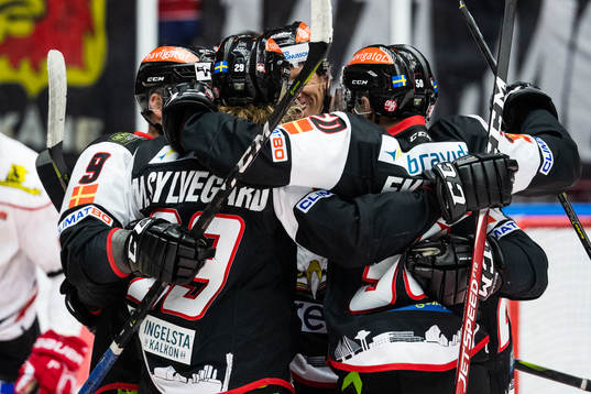 Malmö Redhawks spelare jublar med Marcus Sylvegård