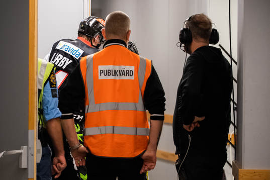 Malmö Redhawks Carl-Johan Lerby lämnar plan skadad