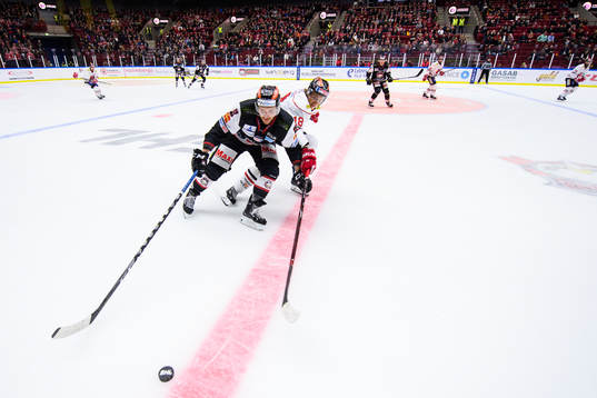 Malmö Redhawks Frederik Storm och Örebros Rodrigo Abols