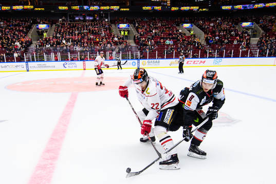 Örebros Jonathan Andersson och Malmö Redhawks Johan