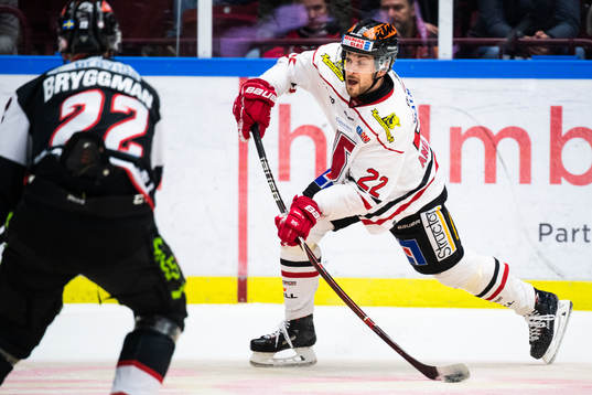 Örebros Jonathan Andersson skjuter