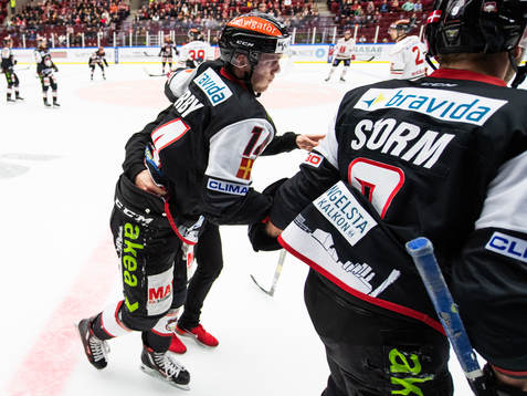 Malmö Redhawks Carl-Johan Lerby lämnar plan skadad