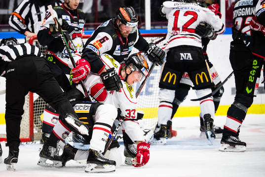Bråk mellan Malmö Redhawks Stefan Warg och Örebros