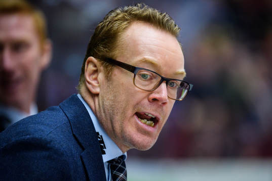 Örebros tränare Niklas Erikssonunder ishockeymatchen i