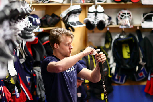 Linköpings Anton Karlsson tejpar klubban före