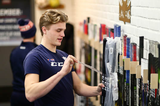 Linköpings Adam Ginning packar upp klubborna