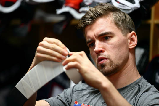 Linköpings Eddie Larsson tejpar klubban före