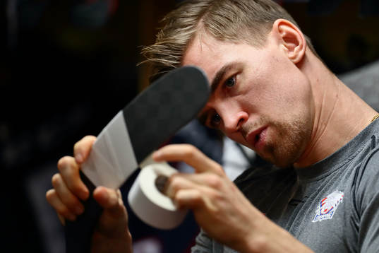 Linköpings Eddie Larsson tejpar klubban före