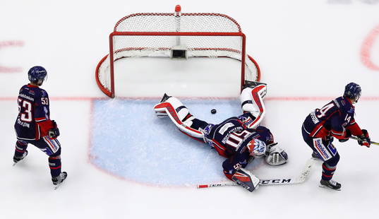 s Markus Ljungh förbi Linköpings målvakt Jonas Gustavsson