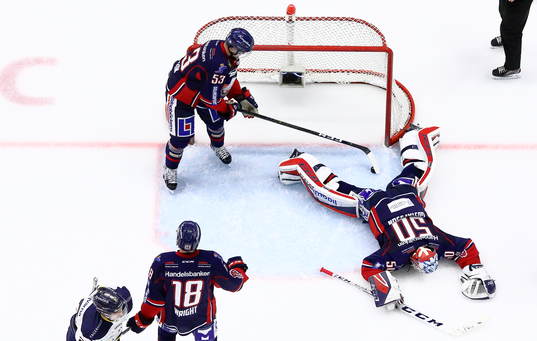 s Markus Ljungh förbi Linköpings målvakt Jonas Gustavsson