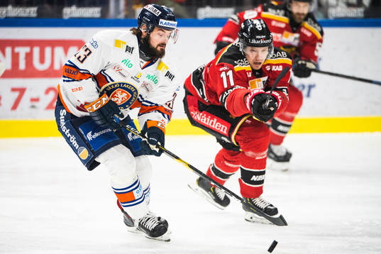 Växjös Roman Horak och Luleås Petter Emanuelsson i kamp