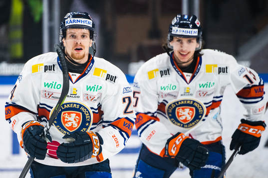 Växjös Brendan Shinnimin och Dominik Bokk jublar