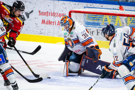 Luleås Emil Larsson framför Växjös målvakt Viktor Fasth
