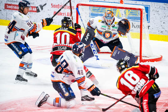Luleås Niklas Olausson skjuter mot Växjös målvakt