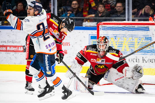 Växjös Brendan Shinnimin jublar medan Luleås målvakt