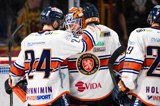 Växjös Brendan Shinnimin och målvakt Viktor Fasth jublar