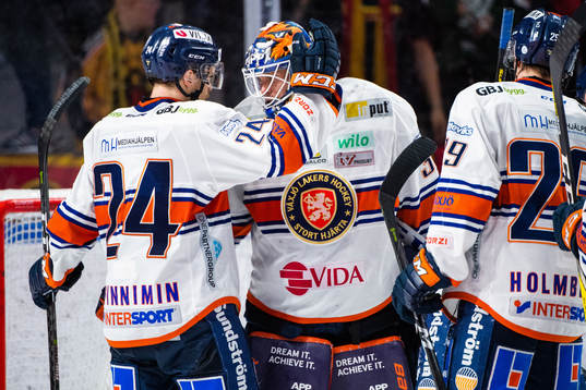 Växjös Brendan Shinnimin och målvakt Viktor Fasth jublar