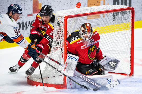 Växjös Joel Persson, Luleås Erik Gustafsson och målvakt
