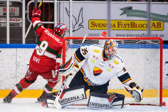 Moras Andrew Rowe jublar när han gjort 0-1 bakom
