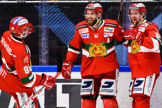 Moras Andrew Rowe jublar med Mathias Bromé och Oskar
