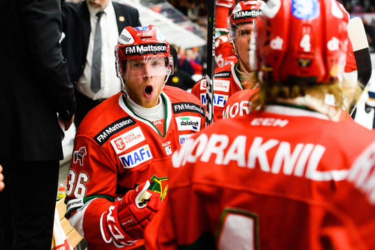 Moras Jonathan Carlsson jublar