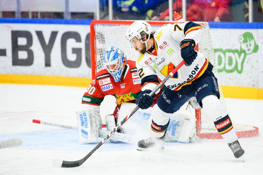 Djurgårdens Emil Bemström oroar framför Moras målvakt