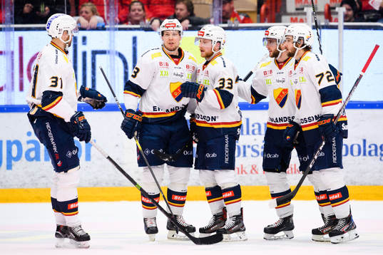 Djurgårdens Linus Hultström jublar med Dick Axelsson  ,