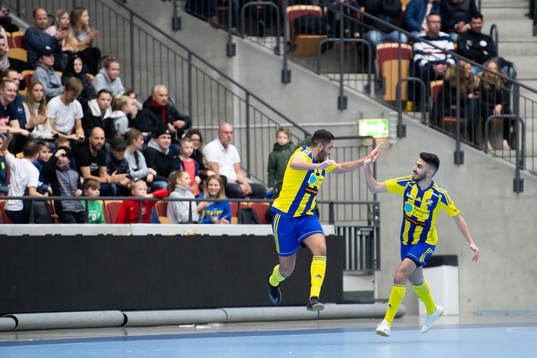 Eskilsminnes Mohammed Charour och Mohammed Hleihei jublar
