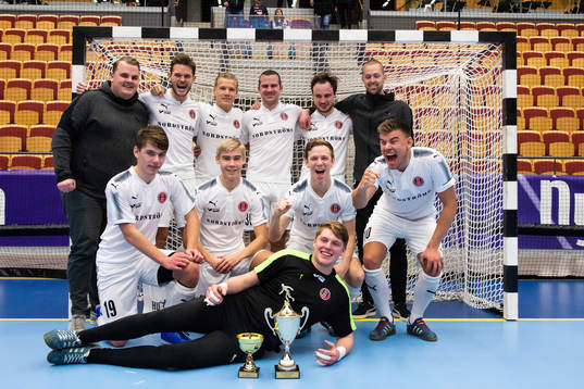 Hittarps laget med pokalen