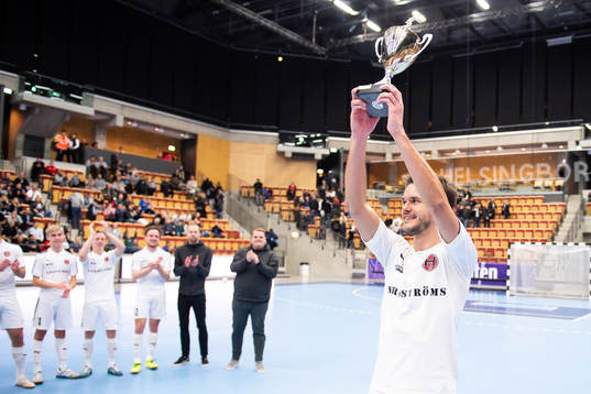 Hittarps Andre Kopfinger lyfter pokalen