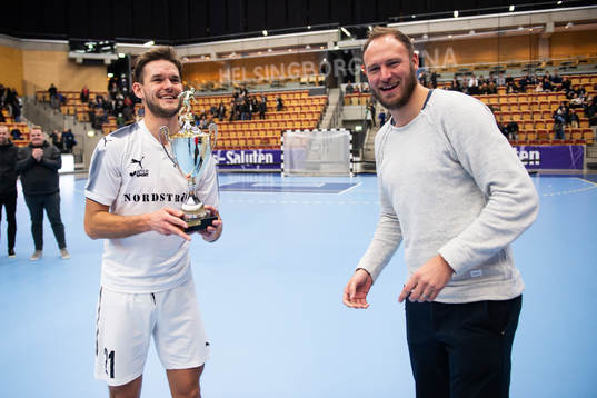Andreas Granqvist lämnar över vinnarpokalen till Hittarps