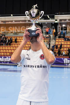 Hittarps Andre Kopfinger kysser pokalen