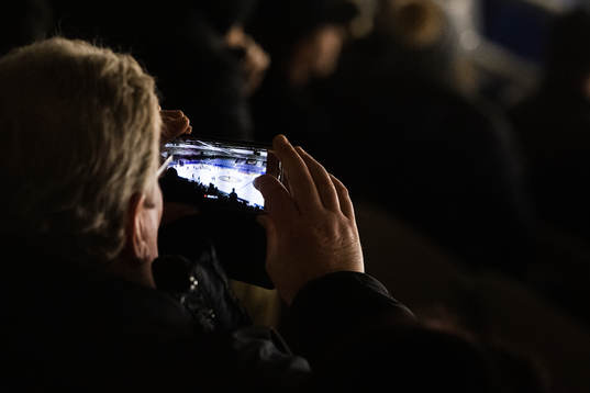 En åskadare filmar med sin telefon