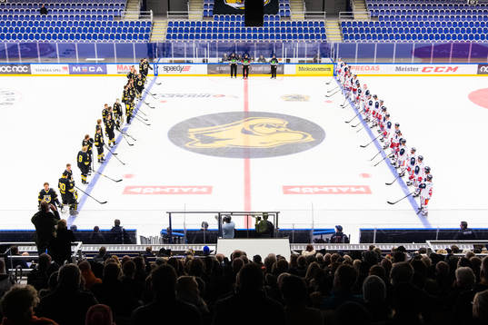 Panterns och Västerviks spelare vid line up