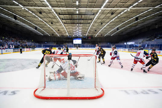 Västerviks målvakt Emil Kruse räddar ett skott