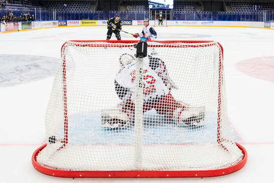 Panterns Martin Janolhs gör 1-0 bakom Västerviks målvakt