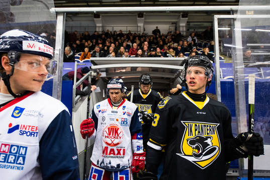 Västerviks Niklas Folin och Panterns Villiam Haag på väg
