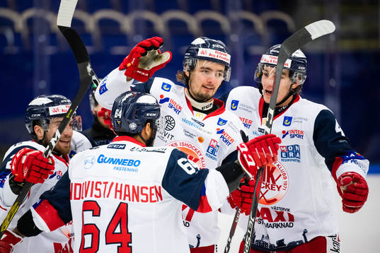 Västerviks Alfred Andersson jublar med målskytten till