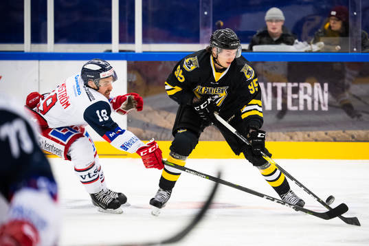 Västerviks Jens Holmström och Panterns Nick Olesen