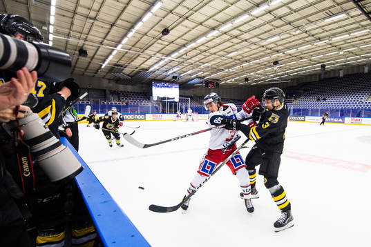 Panterns Linus Cronholm och Västerviks Ken Jäger i kamp