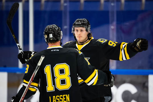 Panterns Matias Lassen och Nick Olesen jublar