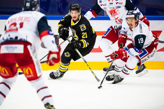 Panterns Lukas Haudum och Västerviks Jens Holmströmi kamp