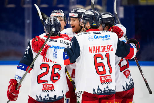 Västerviks Darren Nowick jublar med lagkamrater
