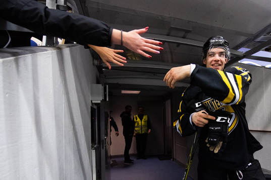 Panterns Lukas Haudum ger high fives
