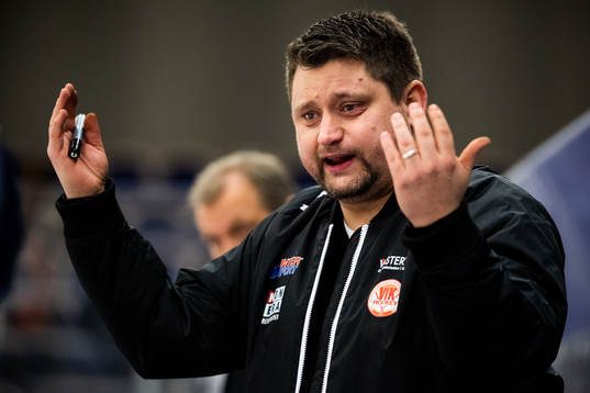 Västerviks tränare Mattias Karlin reagerar
